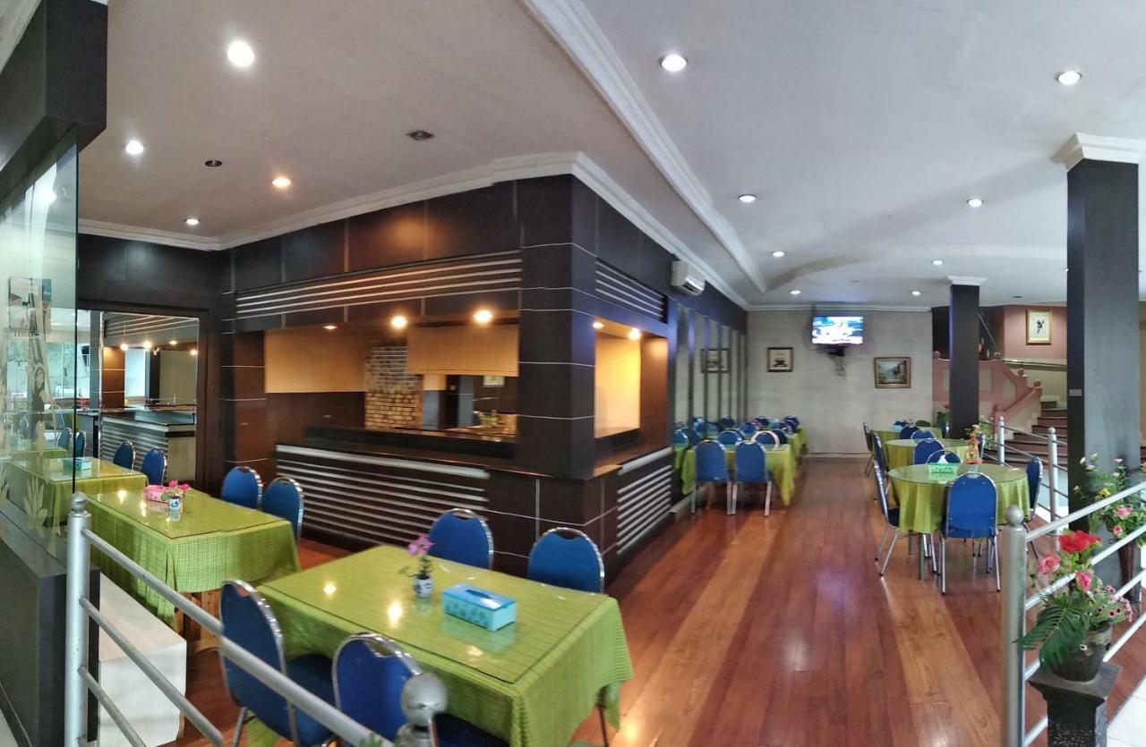 Central City Hotel Perabumulih Exterior photo